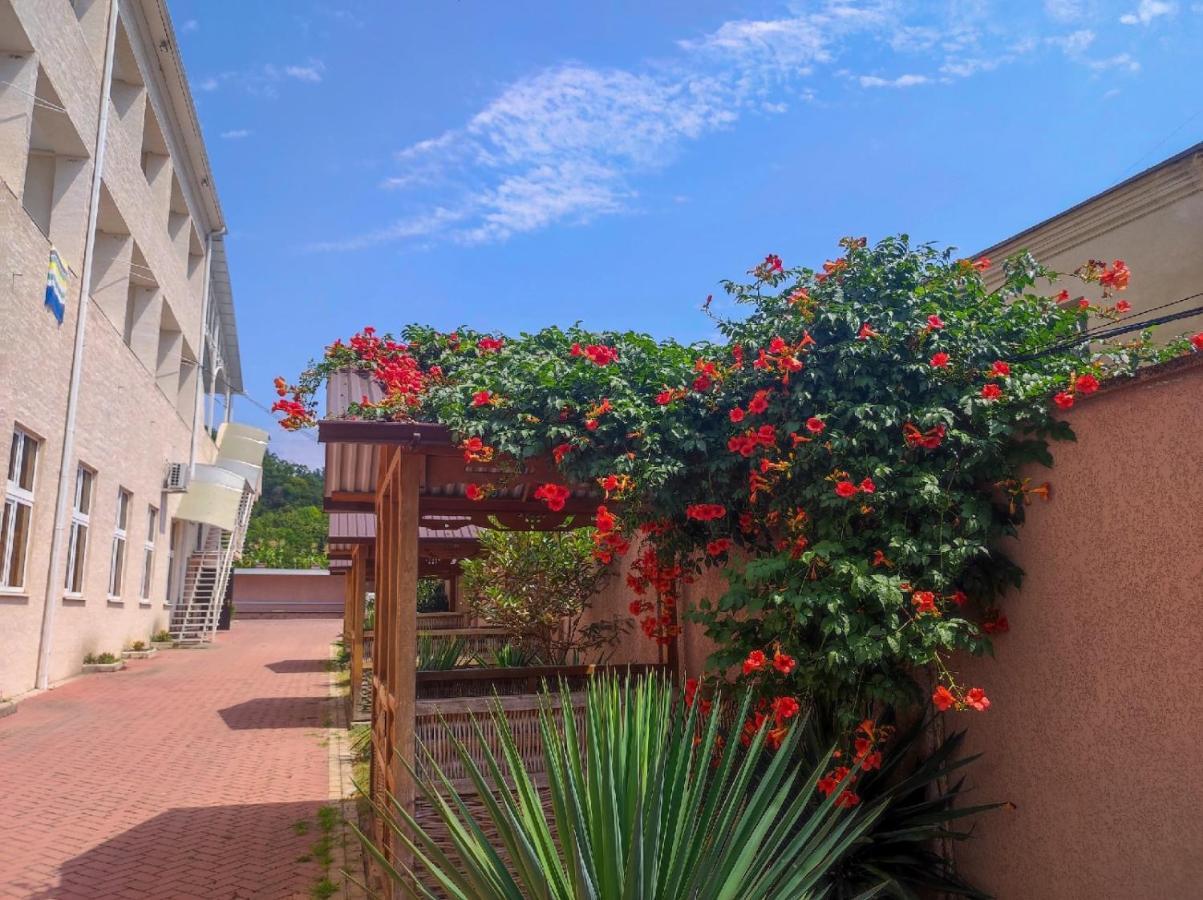 Отель Адунеи Сухум Exterior foto